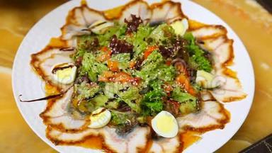 鳗鱼沙拉和蔬菜和鹌鹑蛋。